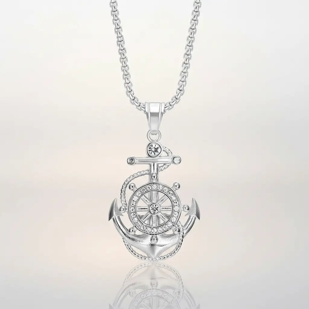 Collier du Commandement argenté avec gouvernail marin et chaîne fine.