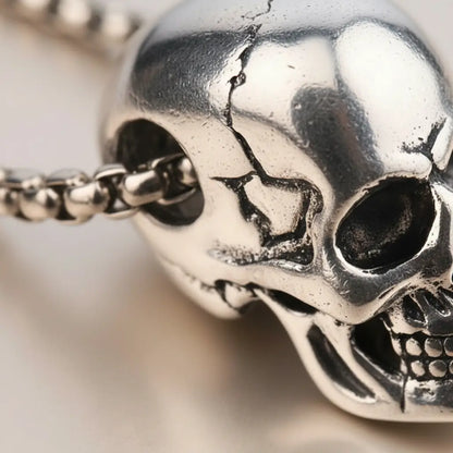 Détail des fissures sculptées sur le crâne du collier Crâne Brisé.