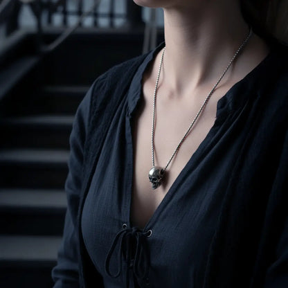 Collier du Crâne Brisé porté par une femme dans un univers Ténèbres.