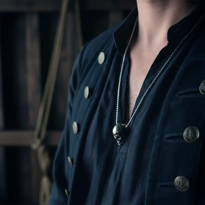 Collier du Crâne Brisé porté par un homme, symbole de pacte et de fracture.