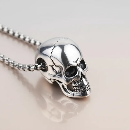 Pendentif Crâne Brisé en métal argenté sur chaîne, vue produit détaillée.