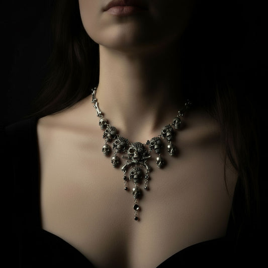 Buste de femme portant le Collier Crâne Maudit ambiance très sombre, habits noirs.