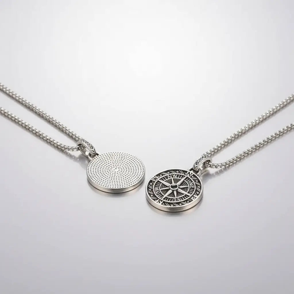 Collier en acier inoxydable avec pendentif Rose des Vents et médaillon gravé sur les deux faces.