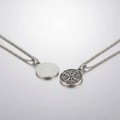 Collier en acier inoxydable avec pendentif Rose des Vents et médaillon gravé sur les deux faces.