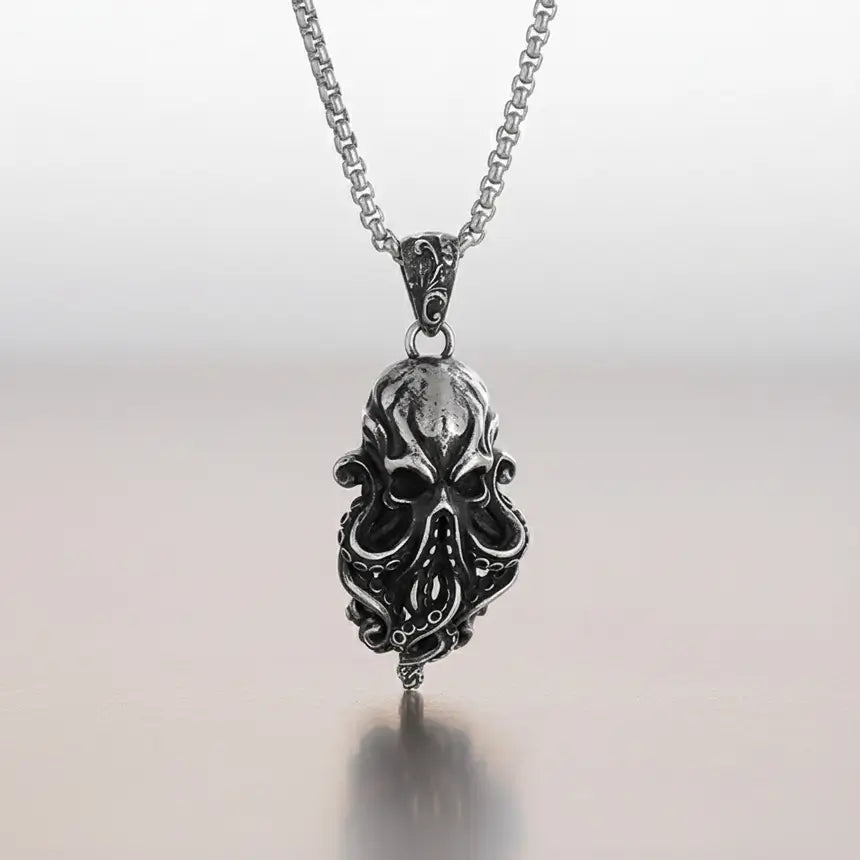 Collier Kraken des Profondeurs en argent, bijou pirate fond blanc.