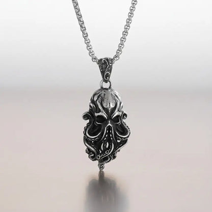 Collier Kraken des Profondeurs en argent, bijou pirate fond blanc.