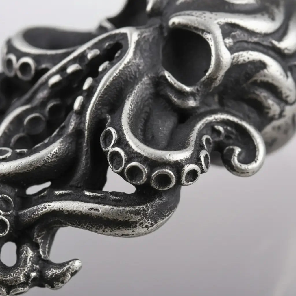 Détail du pendentif Kraken en argent montrant les tentacules gravées.
