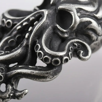 Détail du pendentif Kraken en argent montrant les tentacules gravées.