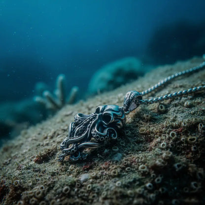 Collier Kraken des Profondeurs posé sur des roches sous-marines.