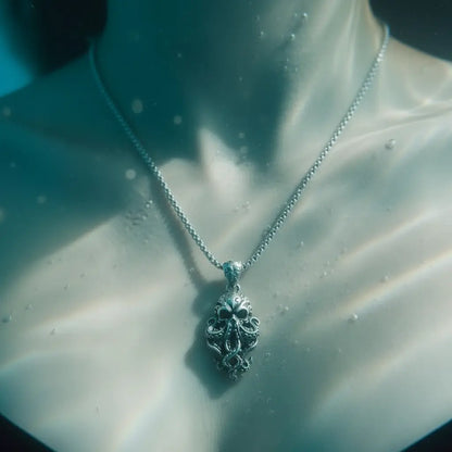 Femme portant le collier Kraken sous l’eau, ambiance abyssale réaliste.