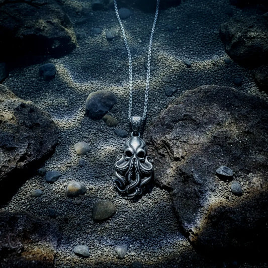 Bijou Kraken illuminé par des rayons de lumière dans les profondeurs.