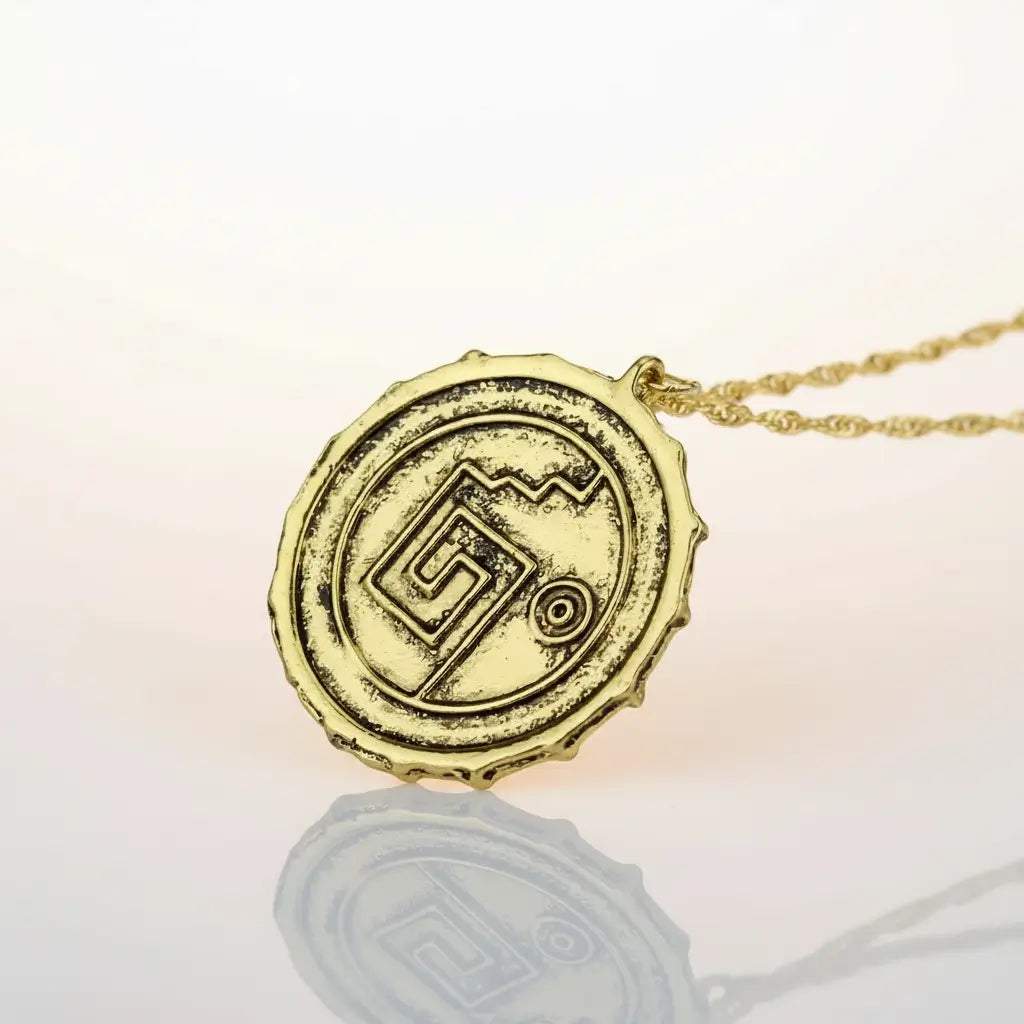 Vue détaillée du collier pirate doré, présentant la face verso du médaillon gravé, bijou inspiré des légendes des Caraïbes.