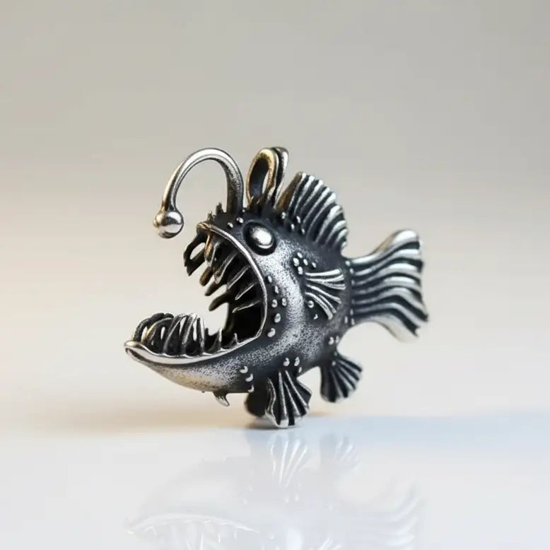 Collier Poisson Squelette Lanterne présenté sur fond blanc, bijou argenté inspiré des abysses.