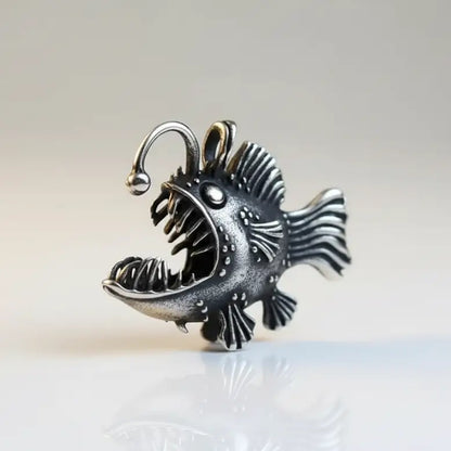 Collier Poisson Squelette Lanterne présenté sur fond blanc, bijou argenté inspiré des abysses.
