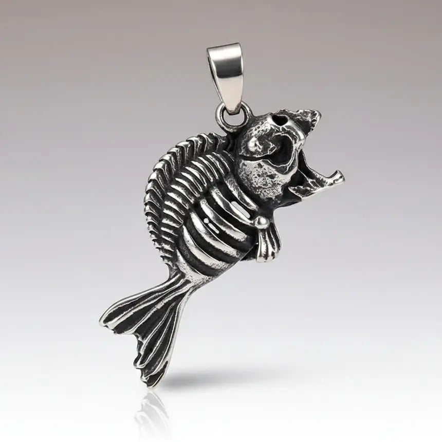 Collier Poisson Squelette Piranha en argent, bijou marin au design détaillé sur fond blanc.