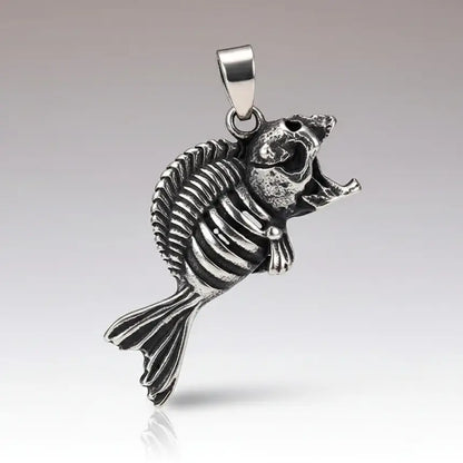 Collier Poisson Squelette Piranha en argent, bijou marin au design détaillé sur fond blanc.