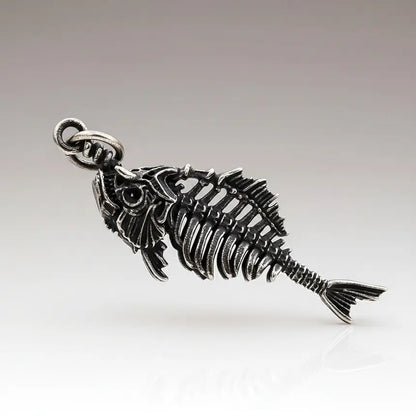 Collier Poisson Squelette Thon en argent, bijou marin détaillé sur fond blanc neutre.