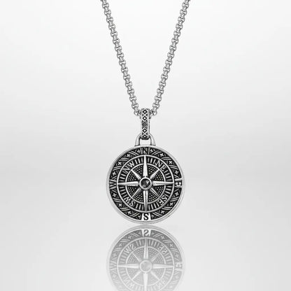 Pendentif Rose des Vents en acier argenté sur fond blanc, bijou raffiné inspiré de l’univers marin et des explorateurs.