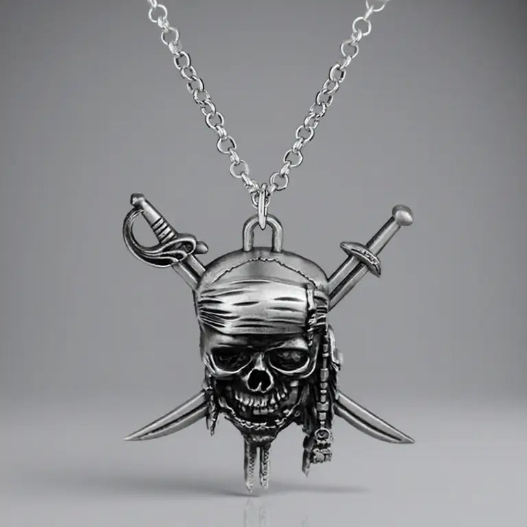 Collier Sabres du Flibustier en argent, pendentif crâne et sabres croisés sur fond blanc, bijou pirate vintage.