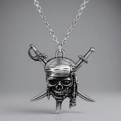 Collier Sabres du Flibustier en argent, pendentif crâne et sabres croisés sur fond blanc, bijou pirate vintage.