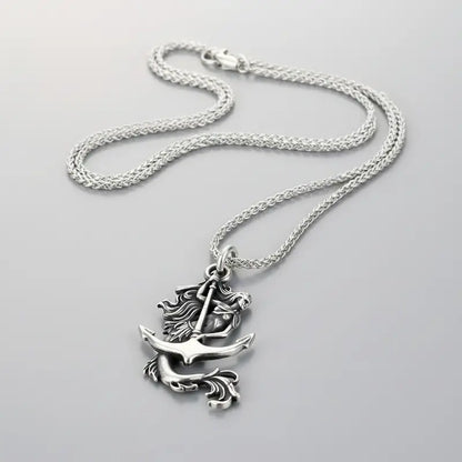 Collier Sirène des Mers avec chaîne argentée, présentation élégante sur fond neutre.