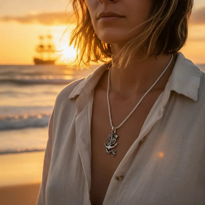 Femme portant le Collier Sirène des Mers sur la plage au coucher du soleil, look flibustier et marin.
