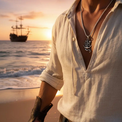 Homme portant le Collier Sirène des Mers sur la plage au crépuscule, ambiance chaude et aventurière.