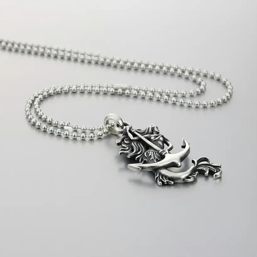 Collier Sirène des Mers vu en perspective, mettant en valeur la finesse du pendentif marin.