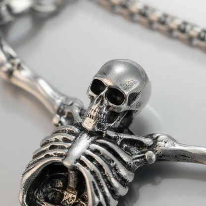 Gros plan sur le crâne et les os du collier squelette captif, finition métallique réaliste.