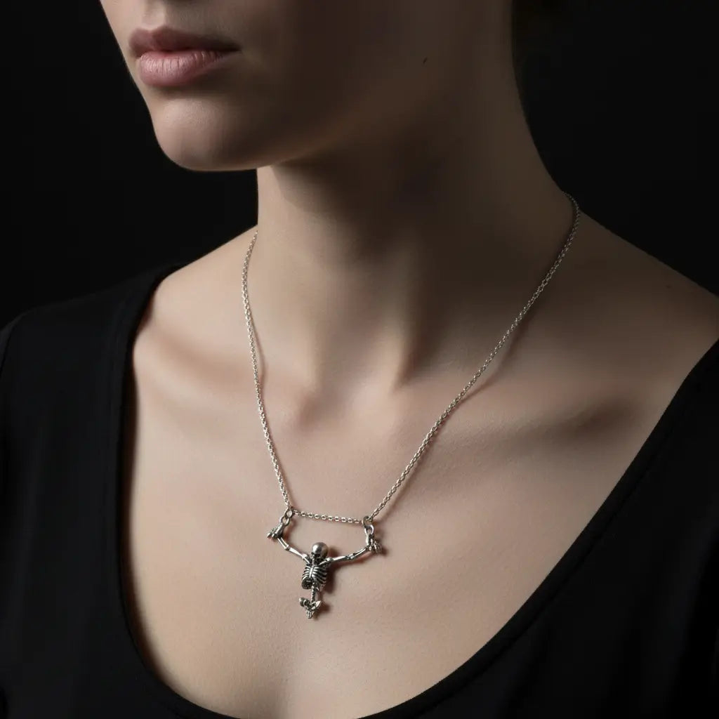 Collier du squelette captif porté par une femme, bijou pirate élégant de la gamme Ténèbres.