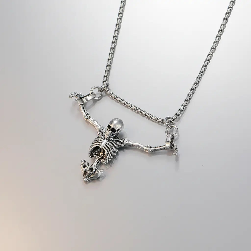 Collier du squelette captif en argent, bijou pirate sombre de la gamme Ténèbres.