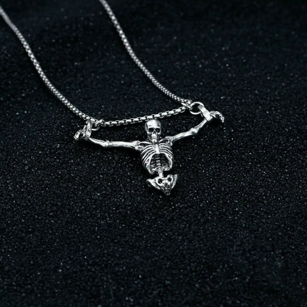 Collier du squelette captif sur fond sombre, bijou pirate à l’esthétique ténébreuse.