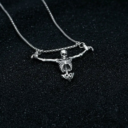 Collier du squelette captif sur fond sombre, bijou pirate à l’esthétique ténébreuse.