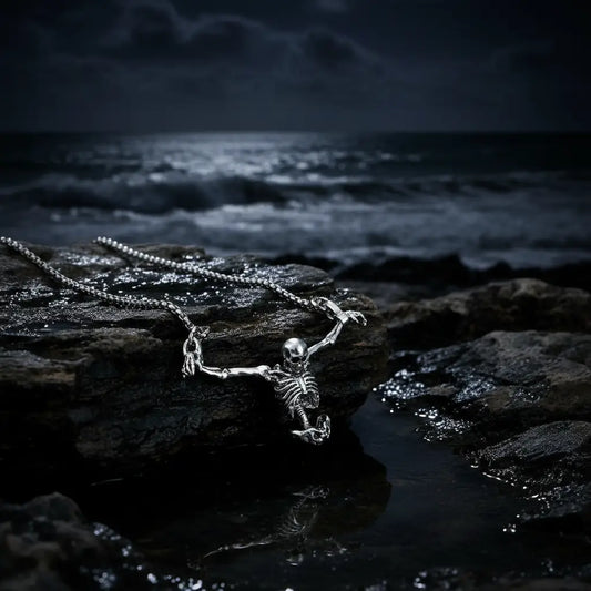 Collier du squelette captif posé sur des rochers face à la mer, ambiance pirate nocturne.