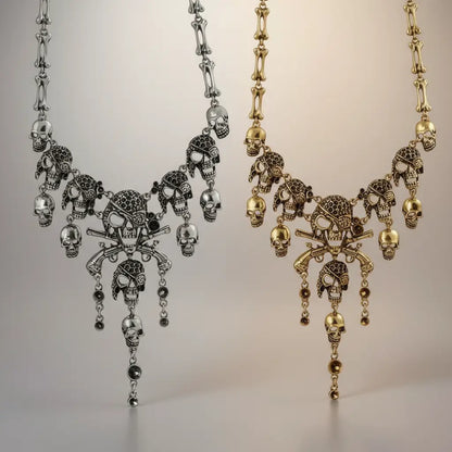 Collier Crânes Maudit doré et Argenté disposés sur fond blanc.