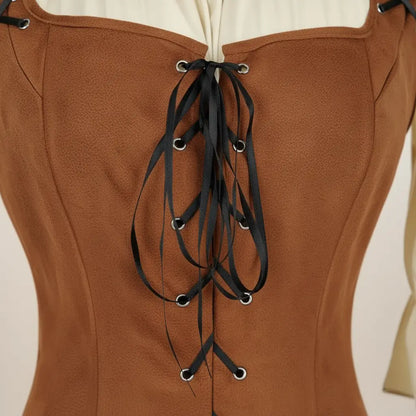 Détail du laçage frontal du corset brun de la tenue de la navigatrice pirate.