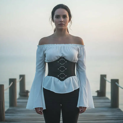 Corset noir aux trois anneaux porté sur un ponton face à la mer, tenue pirate moderne.