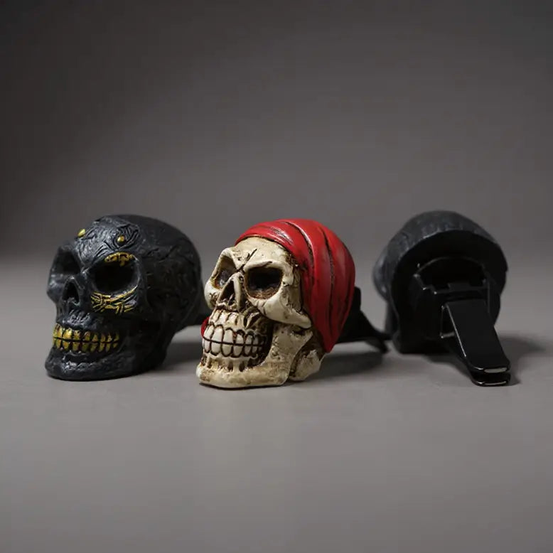 Désodorisants de voiture en résine, modèles crâne pirate noir et rouge, présentés sur fond clair.