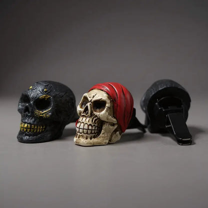Désodorisants de voiture en résine, modèles crâne pirate noir et rouge, présentés sur fond clair.