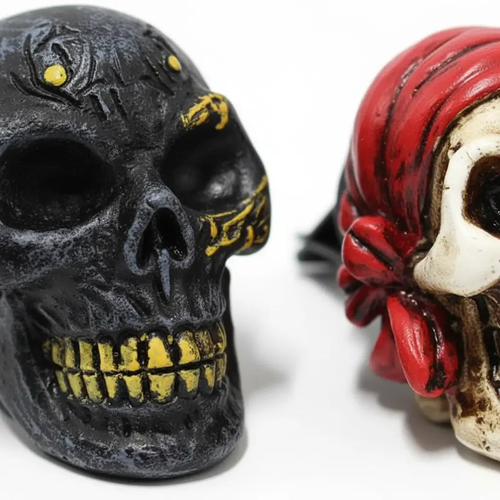Vue rapprochée du désodorisant crâne pirate en résine noire et rouge, texture réaliste et sombre.