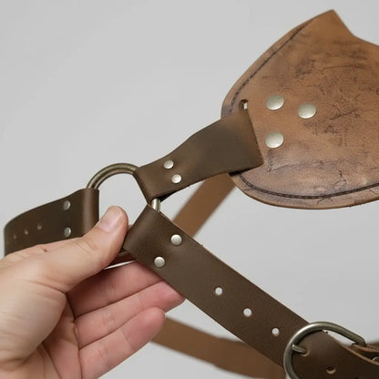 Détail d’une armure pirate en cuir marron, avec boucles en métal et finitions robustes.