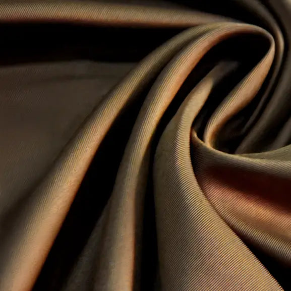 Détail du tissu de la veste marron du costume pirate des Caraïbes, texture douce et résistante.
