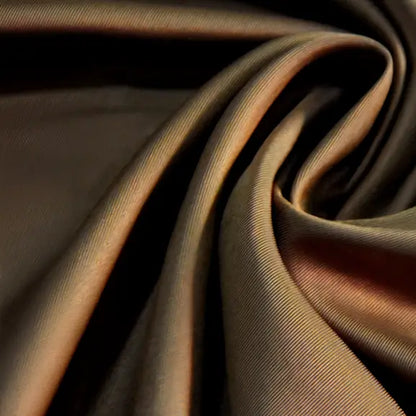 Détail du tissu de la veste marron du costume pirate des Caraïbes, texture douce et résistante.