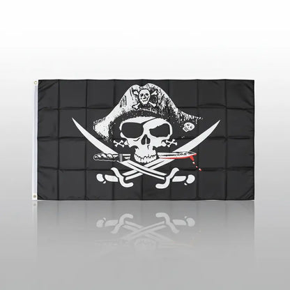 Drapeau pirate avec crâne coiffé d’un chapeau et sabres croisés.