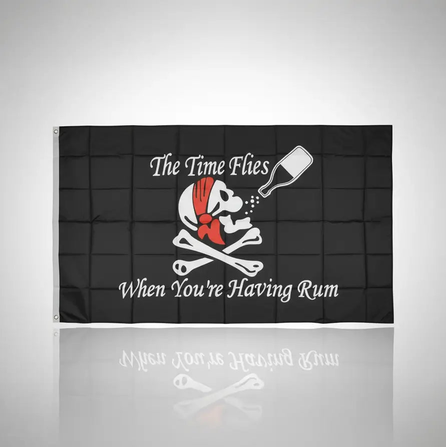 Drapeau pirate humoristique avec crâne, sabres et texte “The Time Flies When You’re Having Rum”.