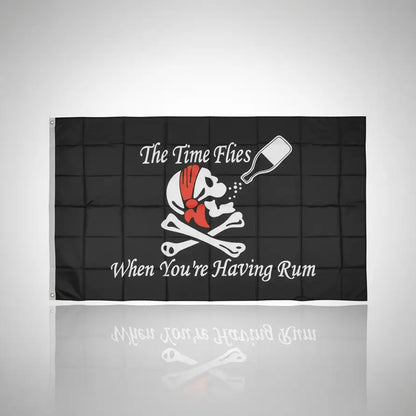 Drapeau pirate humoristique avec crâne, sabres et texte “The Time Flies When You’re Having Rum”.