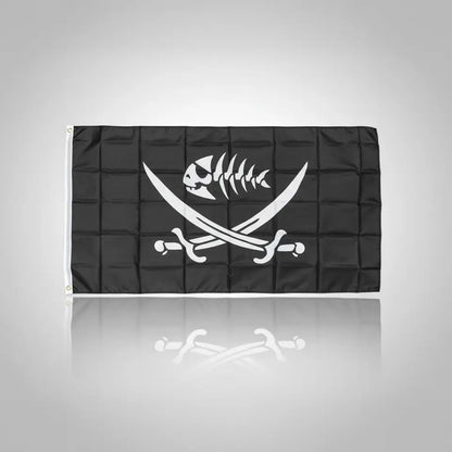 Drapeau pirate noir avec squelette de poisson croisé et sabres.