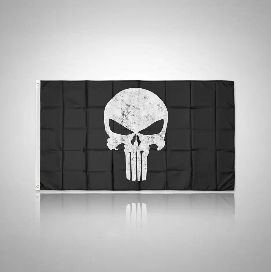 Drapeau pirate noir inspiré du style Punisher avec crâne blanc.