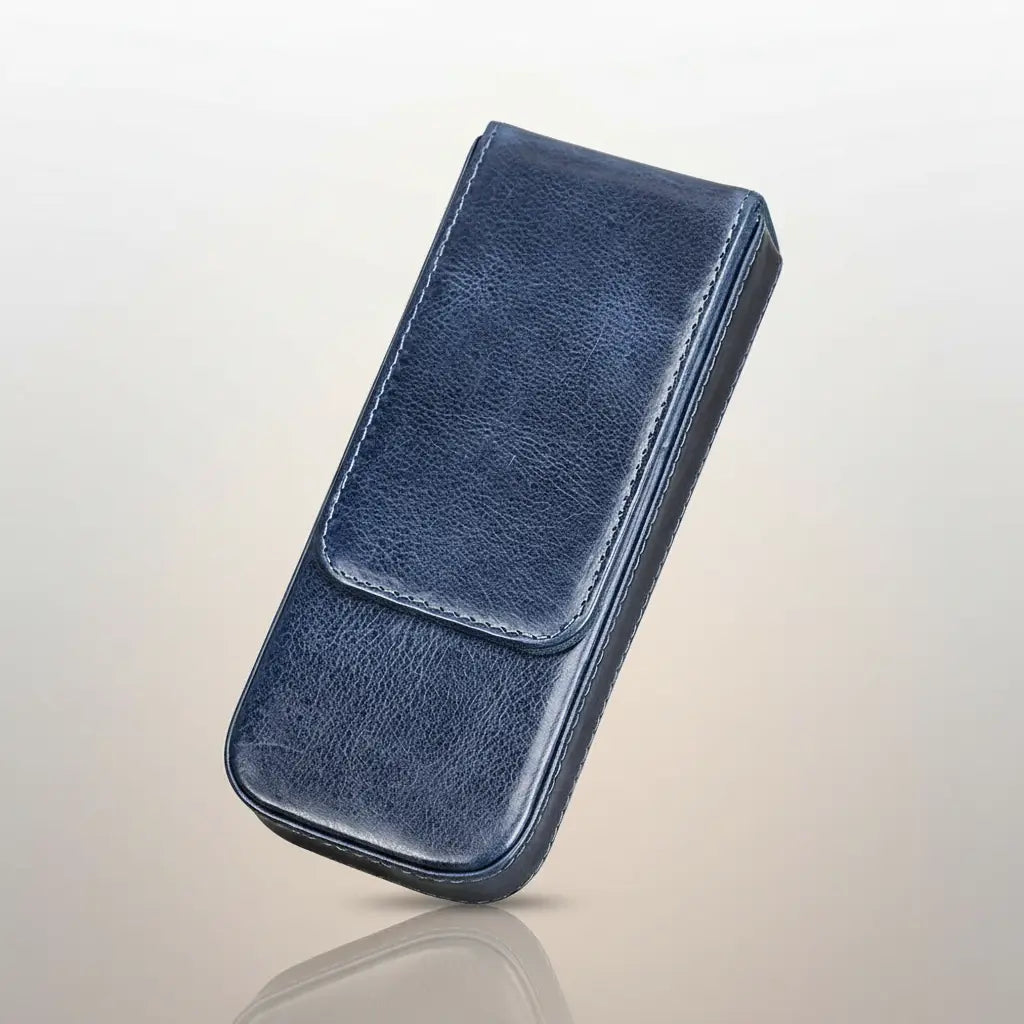 Étui en cuir du cartographe coloris bleu, vue produit sur fond clair.