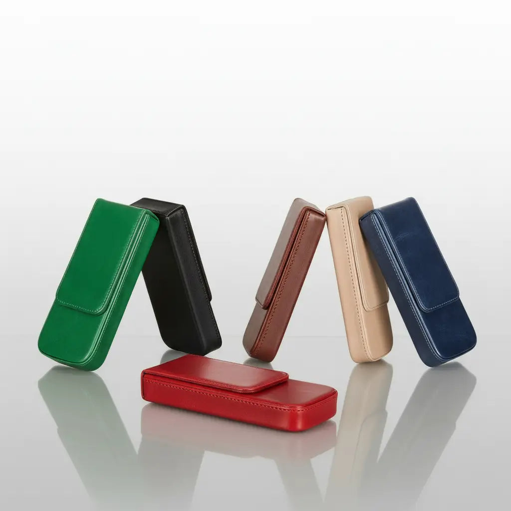 Étui en cuir du cartographe présenté dans plusieurs coloris disponibles.